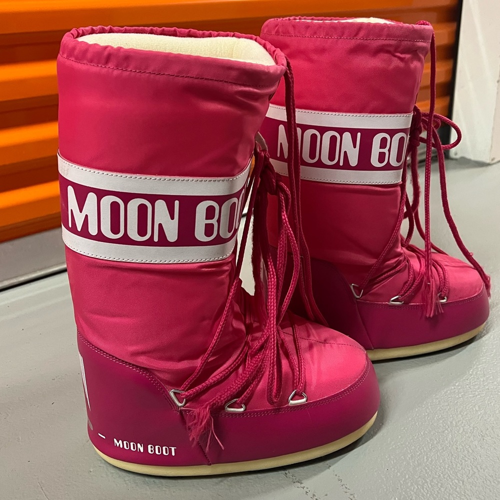 Women’s Moon Boots Size 8